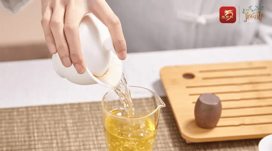 The difference between regular tea and plain water