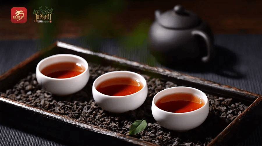 The difference between regular tea and plain water